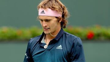 Alexander Zverev se lamenta tras perder un punto ante Jan-Lennard Struff durante su partido en el BNP Paribas Open en el Indian Wells Tennis Garden de Indian Wells, California.