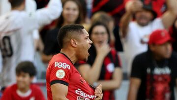 Vitor Roque celebra un gol con el Paranaense.