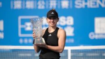 Simona Halep con el trofeo que la acredita como ganadora del torneo de Shenzhen.