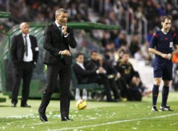  El entrenador serbio del Córdoba Miroslav Dukic  durante el partido de la duodécima jornada de Liga de Primera División que Elche y Córdoba disputan esta tarde en el estadio Martínez Valero, en Elche. 