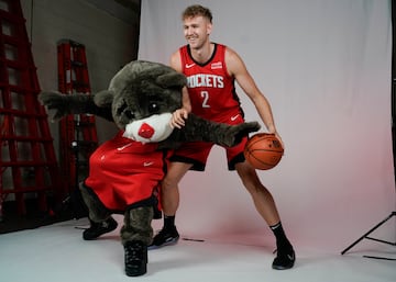 Jock Landale posa con la mascota de los Houston Rockets conocida como 'Clutch'.