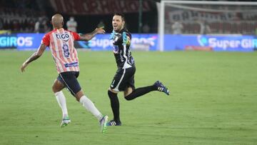 El uruguayo fue la gran figura del compromiso que termin&oacute; 2-1. El guardameta fue clave con sus atajadas y anot&oacute; el segundo del partido.