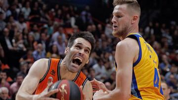 GRAF1499. VALENCIA, 01/06/2018.- El alero del Valencia Basket Fernando San Emeterio (i) intenta superar al estadounidense Luke Fischer, del Herbalife Gran Canaria, durante el tercer partido de cuartos de final de los playoffs de la Liga ACB que se juega e