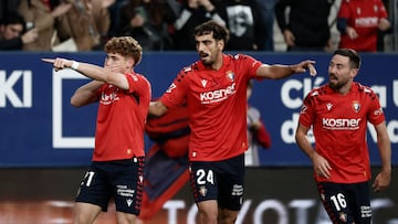 MADRID, 25/09/2025.- El delantero del Osasuna, Víctor Muñoz (izda), celebra con sus compañeros el primer gol conseguido durante el partido de la jornada 6 de Liga que disputan este jueves ante el Elche CF en el estadio El Sadar en Pamplona. EFE/Jesús Diges
