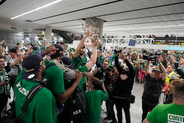 La plantilla del Unicaja Baloncesto, a su llegada al aeropuerto de Málaga con el título de la BCL 2024.