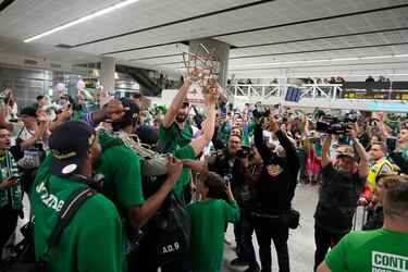 Cientos de personas reciben al Unicaja en el aeropuerto de madrugada