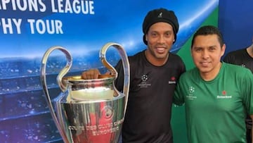 El ex jugador de las Chivas se mostró sonriente junto al astro brasileño y el trofeo de la Chamipons League.