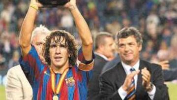 <b>CAMPEONES. </b>Puyol levanta la Copa que le entregó Ángel María Villar, presidente de la Federación.
