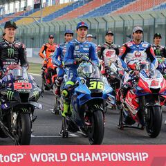 Camaradería entre compañeros de parrilla antes de la batalla