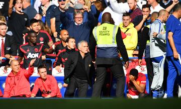 Marco Ianni, técnico asistente de Maurizio Sarri en el Chelsea, celebró el gol de Barkley que significó el empate en el marcador entre Chelsea y Manchester United de forma efusiva enfrente de Mourinho, que entró en cólera.
