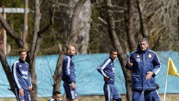03/09/16 Argentina
Entrenamiento de la Seleccion Argentina en el predio de la AFA
Edgardo Bauza DT de Argentina y Javier Mascherano de Argentina