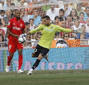 El portero español defendió la camiseta del Valencia durante dos temporadas entre 2009 y 2011. Se encargó de la portería del Getafe desde 2011 hasta 2014. 