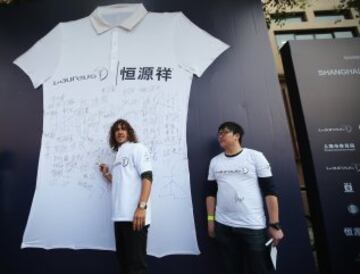 Puyol durante el Laureus Shanghai Football Campus Tour 2015.