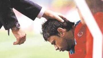 <b>ENFADO MONUMENTAL. </b>Bianchi intenta calmar a un indignado Mateja Kezman en el banquillo.