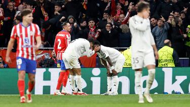 Jude Bellingham animando a Vinicius Júnior tras el fallo de este desde los once metros.