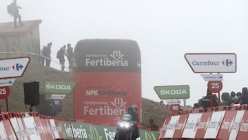 El público volvió a un gran puerto en una tarde otoñal