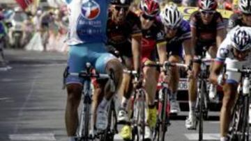 <b>GANADOR. </b>Fedrigo levanta los brazos tras imponerse a Casar y Plaza en el sprint de Pau.