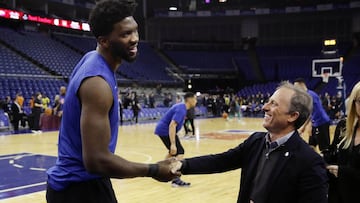 Josh Harris, propietario de los Sixers, saluda a Joel Embiid.