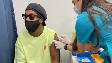 Imagen de Ronaldinho recibiendo la primera dosis de la vacuna contra el coronavirus.