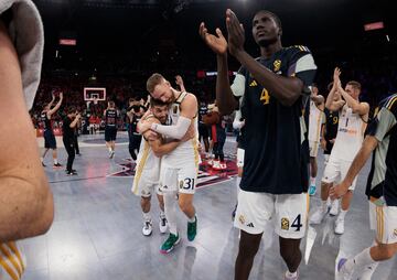 Campazzo abraza a Musa para celebrar la victoria del Real Madrid en el Buesa Arena. A un lado, el canterano Ismaila Diagne, que debutó en la Euroliga con 16 años y 9 meses.