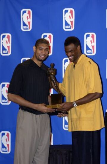 Duncan y Robinson posan con el trofeo al MVP de la temporada.