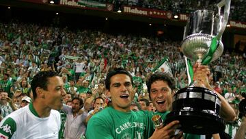 Olveira, Edu y Juanito, que acudirá el sábado, con la Copa del Rey de 2005 en el Vicente Calderón.