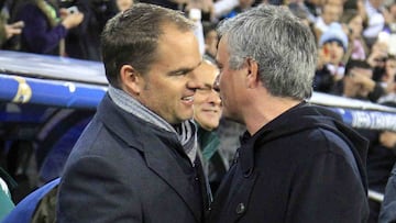 Frank de Boer y Jos&eacute; Mourinho se saludan antes de un Real Madrid-Ajax de Champions en 2012.