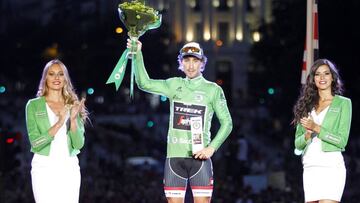 Fabio Felline posa con el jersey verde de la clasificaci&oacute;n de los puntos de la Vuelta a Espa&ntilde;a en el podio de Madrid.