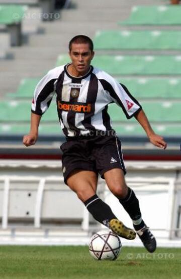 Con 20 años y 291 días, el delantero se fue de Unión Española y firmó por Udinese (Italia). Estuvo largos años en Europa, pero sin brillar. 