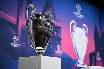 El trofeo de la UEFA Champions League, presente en el sorteo en Nyom.