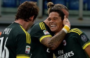 Bacca dejó al arquero Marchetti en el camino para hacer el tercer gol del Milan.