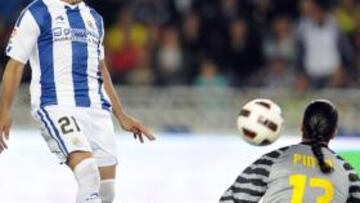 <b>EL GOL. </b>Ifrán cuando supera a Pinto y empata el partido.