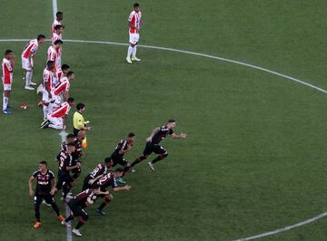 Atlético Paranaense venció en penales a Junior en el Arena da Baixada por el partido de vuelta de la final de la Copa Sudamericana, tras el empate a uno en los 120 minutos. Jarlan Barrera falló penal al minuto 111.