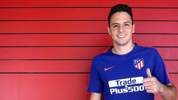 Santiago Arias, fichado por el Atl&eacute;tico de Madrid proveniente del PSV Eindhoven, viste la ropa de entrenamiento de su nuevo club en las instalaciones de la Ciudad Deportiva Wanda de Majadahonda (Madrid).