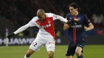 Fabinho pelea un balón con Cavani.