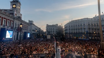 Cientos de personas durante un concierto para celebrar los 40 años de la Real Casa de Correos como sede de Gobierno, en la Puerta del Sol, a 13 de junio de 2025, en Madrid (España). Bajo el lema “En Sol y sin playa, 40 años, vaya, vaya”, más de una decena de artistas y bandas, como Sole Giménez, Jeanette, Teo Cardalda, The Refrescos, Alice Wonder o Queralt Lahoz, repasan grandes éxitos de los años 80 y 90 junto a voces emergentes.
13 JUNIO 2025;CONCIERTO;GRATIS;MÚSICOS;ARTISTAS;CANTANTES;
Ricardo Rubio / Europa Press
13/06/2025