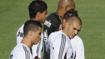 <b>CONCENTRADOS. </b>Cristiano, Benzema y Varane, durante el entrenamiento de ayer.