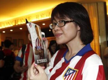 Numerosos aficionados esperaban la llegada del equipo.