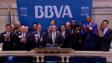 James Harden y Kevin Durant junto a Ángel Cano, consejero delegado de BBVA.