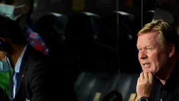 Barcelona's Dutch coach Ronald Koeman reacts during the UEFA Champions League first round group E football match between Barcelona and Bayern Munich at the Camp Nou stadium in Barcelona on September 14, 2021. (Photo by LLUIS GENE / AFP)