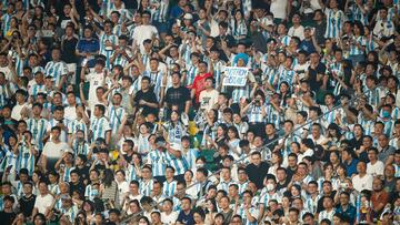 Beijing (China), 15/06/2023.- Argentina supporters cheer during the soccer friendly match between Argentina and Australia in Beijing, China, 15 June 2023. (Futbol, Amistoso) EFE/EPA/MARK CRISTINO
