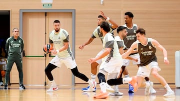 Alex Len, en el entrenamiento de este martes del Real Madrid, con Tavares, Llull, Campazzo, Maledon y Kramer. Scariolo, atento.