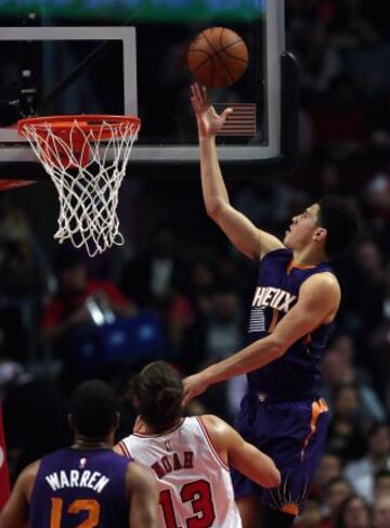 Devin Booker y Joakim Noah.