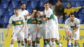 Los jugadores del Elche celebran el gol de Carlos Castro en Las Palmas.