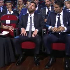 La red, confundida: el extraño gesto de Messi escuchando a Buffon