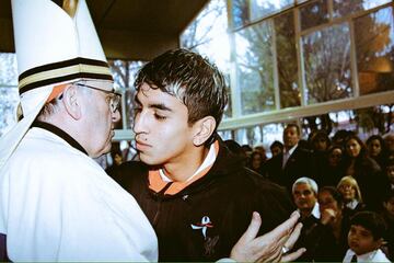 Curiosa relaci車n entre el futbolista y el Papa Francisco. El delantero argentino ?ngel Correa le conoci車 mucho antes de su nombramiento. Y es que antes que Papa fue cura, y una de las primeras comuniones que realiz車 fue la del actual futbolista del Atl谷tico de Madrid. El campe車n del mundo con Argentina desvel車 que el obispo Bergoglio le hizo la en una iglesia peque?a que inauguraron en San Lorenzo, barrio donde viv赤a la familia Correa. Adem芍s de la primera comuni車n Correa tuvo la suerte de hacer la confirmaci車n con el mismo cura. Otra relaci車n es que el papa es simpatizante de San Lorenzo de Almagro, club donde se form車 y debut車 con el primer equipo el 赤dolo rojiblanco.