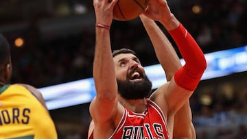 CHICAGO, IL - DECEMBER 13: Nikola Mirotic #44 of the Chicago Bulls drives between Derrick Favors #15 (L) and Rudy Gobert #27 of the Utah Jazz at the United Center on December 13, 2017 in Chicago, Illinois. NOTE TO USER: User expressly acknowledges and agrees that, by downloading and or using this photograph, User is consenting to the terms and conditions of the Getty Images License Agreement. Jonathan Daniel/Getty Images/AFP
== FOR NEWSPAPERS, INTERNET, TELCOS & TELEVISION USE ONLY ==
