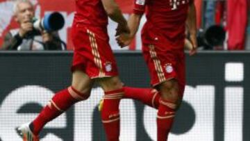 Can celebra con Daniel Van Buyten el 1-0 del Bayern.