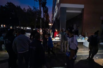 Voluntarios dan de comer a los afectados por la DANA en Benetusser, Valencia.