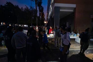 Voluntarios dan de comer a los afectados por la DANA en Benetusser, Valencia.